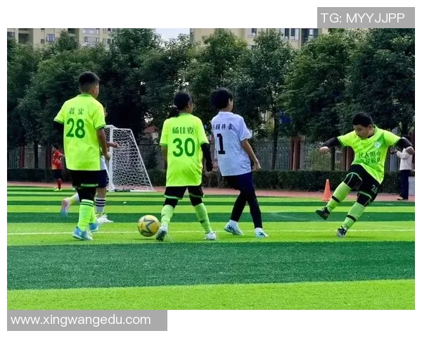 仿真球星携手绿茵赛场畅享智慧足球新时代